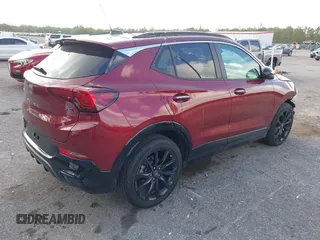 2024 Buick Encore GX Sport Touring z VIN KL4AMDSL2RB008247, wystawiony jako IAAI lot #41924176 z przebiegiem 7 663 mil mil oraz . Historia ofert i sprzedaży dostępna na DreamBid. Obrazek 4.