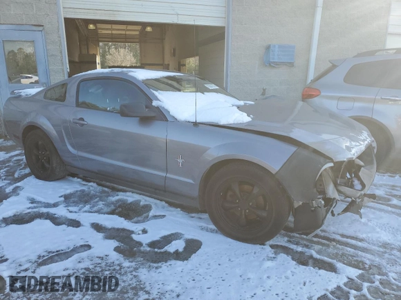 2006 Ford Mustang Standard z VIN 1ZVFT80N565227396, wystawiony jako Copart lot #43061515 z przebiegiem Nie podano mil oraz Szkoda całkowita • Salvage title. Historia ofert i sprzedaży dostępna na DreamBid. Obrazek 4.