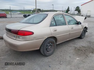 1998 Ford Escort SE z VIN 1FAFP13PXWW215384, wystawiony jako IAAI lot #42074196 z przebiegiem 136 005 mil mil oraz . Historia ofert i sprzedaży dostępna na DreamBid. Obrazek 4.