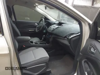 2017 Ford Escape SE z VIN 1FMCU0GD5HUD42585, wystawiony jako IAAI lot #41736097 z przebiegiem 72 501 mil mil oraz . Historia ofert i sprzedaży dostępna na DreamBid. Obrazek 5.