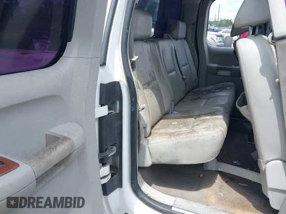 2007 GMC Sierra 2500HD SLT z VIN 1GTHK29607E518459, wystawiony jako IAAI lot #40120837 z przebiegiem 287 407 mil mil oraz . Historia ofert i sprzedaży dostępna na DreamBid. Obrazek 8.