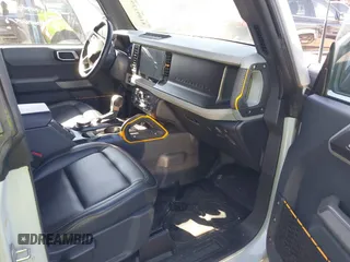 2023 Ford Bronco z VIN 1FMEE5DP7PLB81565, wystawiony jako IAAI lot #41891295 z przebiegiem 27 890 mil mil oraz . Historia ofert i sprzedaży dostępna na DreamBid. Obrazek 5.