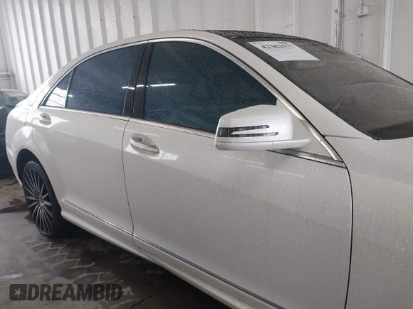 2010 Mercedes-Benz S 550 z VIN WDDNG8GB1AA352707, wystawiony jako IAAI lot #42362577 z przebiegiem 201 878 mil mil oraz . Historia ofert i sprzedaży dostępna na DreamBid. Obrazek 13.