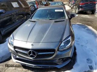 2020 Mercedes-Benz SLC 300 z VIN W1KPK3JA0LF172375, wystawiony jako Copart lot #56552705 z przebiegiem 16 831 mil mil oraz Nie do naprawy. Historia ofert i sprzedaży dostępna na DreamBid. Obrazek 5.