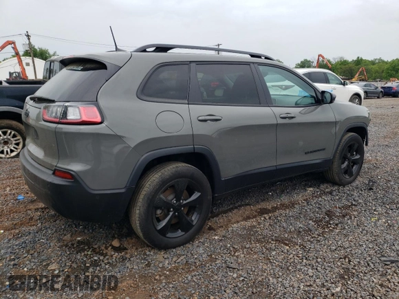 2023 Jeep Cherokee Altitude Lux z VIN 1C4PJMMB4PD100846, wystawiony jako Copart lot #56038145 z przebiegiem 9 567 mil mil oraz Szkoda całkowita • Salvage title. Historia ofert i sprzedaży dostępna na DreamBid. Obrazek 3.
