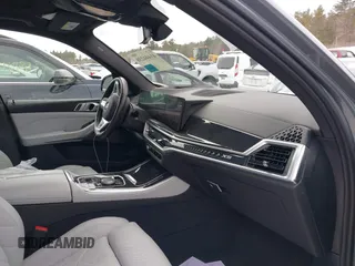 2024 BMW X5 xDrive40i z VIN 5UX23EU06R9S09659, wystawiony jako IAAI lot #41444238 z przebiegiem 26 923 mil mil oraz . Historia ofert i sprzedaży dostępna na DreamBid. Obrazek 5.