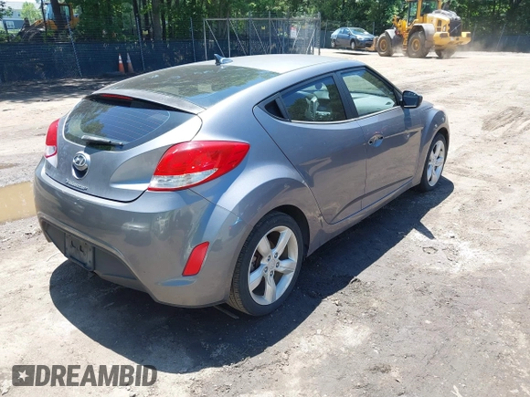 2015 Hyundai Veloster z VIN KMHTC6AD9FU226544, wystawiony jako IAAI lot #42539111 z przebiegiem 121 631 mil mil oraz . Historia ofert i sprzedaży dostępna na DreamBid. Obrazek 4.