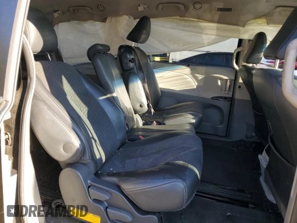 2013 Toyota Sienna SE с VIN 5TDXK3DC9DS390825, выставлен на аукционе Copart как лот 82363794 с пробегом 244 673 миль миль и Списание • Salvage title. История ставок и продаж доступна на DreamBid. Изображение 11.