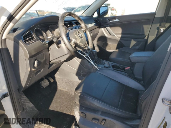 2018 Volkswagen Tiguan SEL z VIN 3VV2B7AX0JM017033, wystawiony jako Copart lot #85799204 z przebiegiem 64 075 mil mil oraz Szkoda całkowita • Salvage title. Historia ofert i sprzedaży dostępna na DreamBid. Obrazek 7.