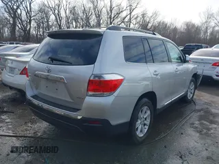 2011 Toyota Highlander z VIN 5TDBK3EH4BS044957, wystawiony jako IAAI lot #41696233 z przebiegiem 276 287 mil mil oraz . Historia ofert i sprzedaży dostępna na DreamBid. Obrazek 4.