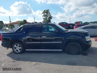 2013 Chevrolet Avalanche LTZ with VIN 3GNMCGE05DG351022, listed as a IAAI auction lot 41138090 with 197,159 mi miles. Bid and sale history available at carsss.com. Image 13.