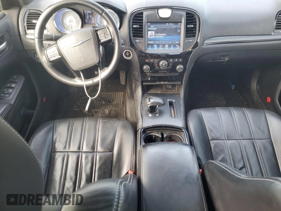 2014 Chrysler 300 S z VIN 2C3CCABGXEH373106, wystawiony jako Copart lot #56178895 z przebiegiem 100 064 mil mil oraz Szkoda całkowita • Salvage title. Historia ofert i sprzedaży dostępna na DreamBid. Obrazek 8.