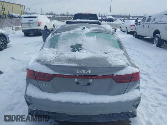 2022 Kia Forte LXS z VIN 3KPF24AD5NE458225, wystawiony jako IAAI lot #41572671 z przebiegiem 24 009 mil mil oraz . Historia ofert i sprzedaży dostępna na DreamBid. Obrazek 17.