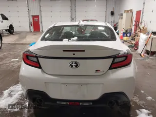 2023 Toyota 86 Premium z VIN JF1ZNBE1XP9765718, wystawiony jako IAAI lot #41945549 z przebiegiem 12 942 mil mil oraz . Historia ofert i sprzedaży dostępna na DreamBid. Obrazek 15.