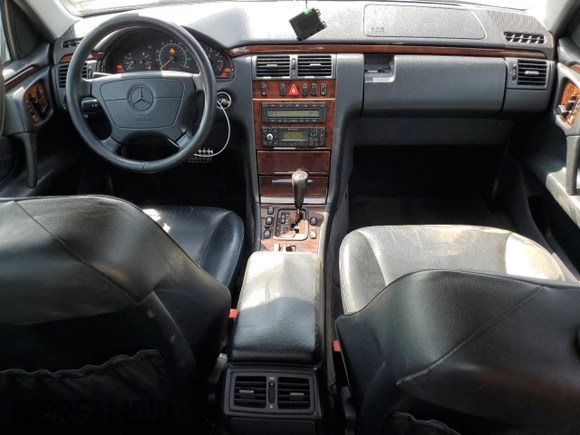 1999 Mercedes-Benz E 320 z VIN WDBJF65H0XA912702, wystawiony jako Copart lot #58131035 z przebiegiem 144 087 mil mil oraz Szkoda całkowita • Salvage title. Historia ofert i sprzedaży dostępna na DreamBid. Obrazek 8.