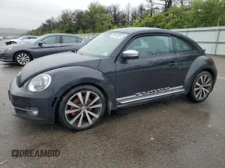 2012 Volkswagen Beetle Turbo z VIN 3VWVA7AT0CM605378, wystawiony jako Copart lot #58641085 z przebiegiem 114 422 mil mil oraz Tytuł czysty. Historia ofert i sprzedaży dostępna na DreamBid. Obrazek 1.