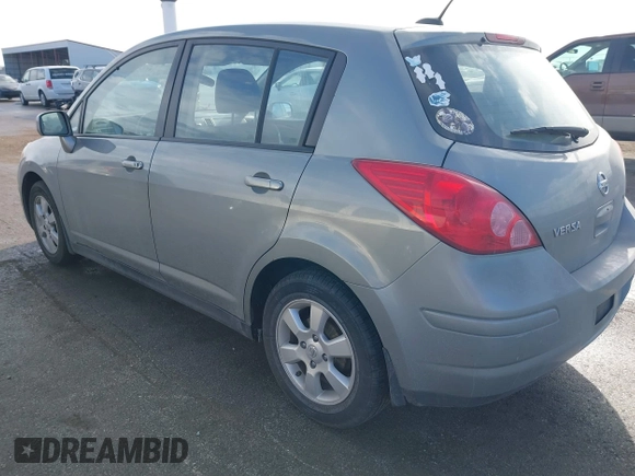 2007 Nissan Versa SL z VIN 3N1BC13E47L381218, wystawiony jako IAAI lot #41454515 z przebiegiem 137 264 mil mil oraz . Historia ofert i sprzedaży dostępna na DreamBid. Obrazek 3.