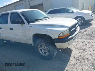 2004 Dodge Dakota Sport z VIN 1D7HL38KX4S721444, wystawiony jako IAAI lot #42248222 z przebiegiem 248 582 mil mil oraz . Historia ofert i sprzedaży dostępna na DreamBid. Obrazek 6.
