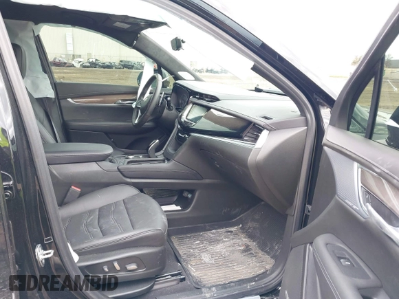 2024 Cadillac XT6 AWD Sport z VIN 1GYKPHRS8RZ750238, wystawiony jako IAAI lot #41769814 z przebiegiem 3 600 mil mil oraz . Historia ofert i sprzedaży dostępna na DreamBid. Obrazek 5.