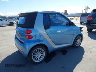 2011 Smart fortwo Passion z VIN WMEEK3BAXBK442980, wystawiony jako IAAI lot #41798704 z przebiegiem 66 576 mil mil oraz . Historia ofert i sprzedaży dostępna na DreamBid. Obrazek 4.