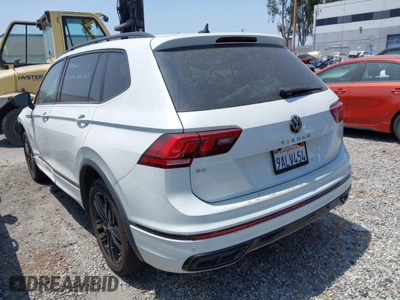 2022 Volkswagen Tiguan SE R-Line Black z VIN 3VVCB7AX1NM078210, wystawiony jako IAAI lot #42374836 z przebiegiem 37 774 mil mil oraz . Historia ofert i sprzedaży dostępna na DreamBid. Obrazek 3.