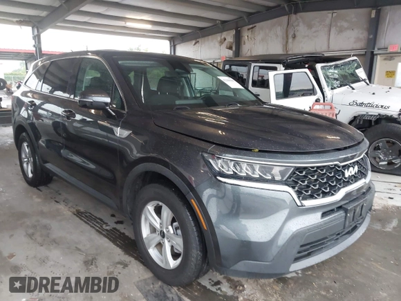 2022 Kia Sorento LX z VIN 5XYRG4LC9NG076804, wystawiony jako IAAI lot #42288908 z przebiegiem 56 750 mil mil oraz . Historia ofert i sprzedaży dostępna na DreamBid. Obrazek 1.
