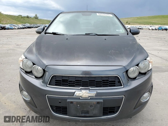 2013 Chevrolet Sonic LTZ z VIN 1G1JE5SH0D4102525, wystawiony jako Copart lot #60976595 z przebiegiem 138 420 mil mil oraz Szkoda całkowita • Salvage title. Historia ofert i sprzedaży dostępna na DreamBid. Obrazek 5.