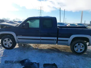 2000 Chevrolet Silverado 1500 LS with VIN 2GCEK19T2Y1333156, listed as a IAAI auction lot 41292603 with 204,886 mi miles. Bid and sale history available at carsss.com. Image 14.