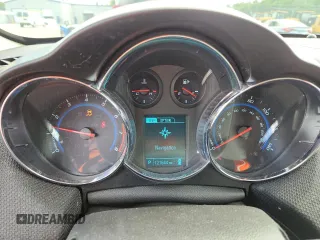 2014 Chevrolet Cruze 2LT z VIN 1G1PE5SB5E7120878, wystawiony jako Copart lot #58624755 z przebiegiem 121 644 mil mil oraz Szkoda całkowita • Salvage title. Historia ofert i sprzedaży dostępna na DreamBid. Obrazek 9.