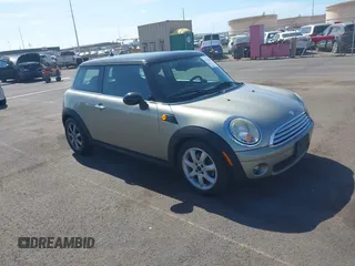 2008 MINI Hardtop z VIN WMWMF33538TT67233, wystawiony jako IAAI lot #41922879 z przebiegiem 61 940 mil mil oraz . Historia ofert i sprzedaży dostępna na DreamBid. Obrazek 1.