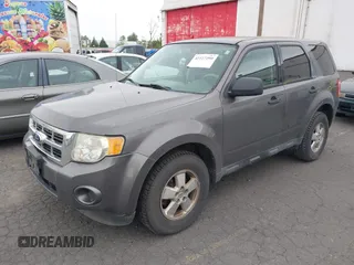 2011 Ford Escape XLS z VIN 1FMCU9C78BKB35289, wystawiony jako IAAI lot #42117290 z przebiegiem 221 088 mil mil oraz . Historia ofert i sprzedaży dostępna na DreamBid. Obrazek 2.