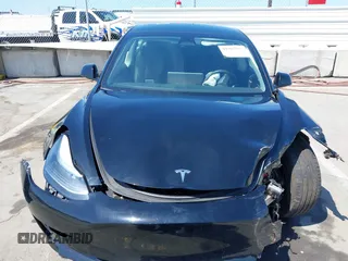 2023 Tesla Model 3 z VIN 5YJ3E1EA8PF403113, wystawiony jako IAAI lot #41967532 z przebiegiem 19 545 mil mil oraz . Historia ofert i sprzedaży dostępna na DreamBid. Obrazek 11.