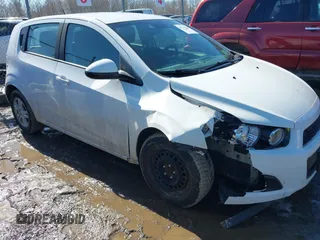 2012 Chevrolet Sonic LS z VIN 1G1JA6SH4C4145362, wystawiony jako IAAI lot #41766419 z przebiegiem 119 383 mil mil oraz . Historia ofert i sprzedaży dostępna na DreamBid. Obrazek 1.