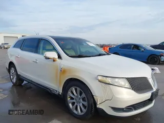 2014 Lincoln MKT EcoBoost z VIN 2LMHJ5AT3EBL50329, wystawiony jako IAAI lot #41434832 z przebiegiem 110 083 mil mil oraz . Historia ofert i sprzedaży dostępna na DreamBid. Obrazek 6.