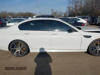 2015 BMW M5 z VIN WBSFV9C53FD594181, wystawiony jako IAAI lot #41761355 z przebiegiem Nie podano mil oraz . Historia ofert i sprzedaży dostępna na DreamBid. Obrazek 13.