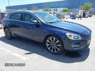 2015 Volvo V60 T5 Drive-E Premier z VIN YV140MEKXF1252046, wystawiony jako IAAI lot #42254682 z przebiegiem 90 666 mil mil oraz . Historia ofert i sprzedaży dostępna na DreamBid. Obrazek 1.