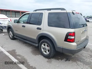 2006 Ford Explorer XLT z VIN 1FMEU73E56UB74573, wystawiony jako IAAI lot #42383380 z przebiegiem 224 359 mil mil oraz . Historia ofert i sprzedaży dostępna na DreamBid. Obrazek 3.