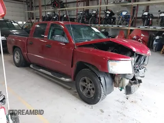 2008 Dodge Dakota SXT z VIN 1D7HW38K18S528662, wystawiony jako IAAI lot #42315787 z przebiegiem 258 549 mil mil oraz . Historia ofert i sprzedaży dostępna na DreamBid. Obrazek 1.