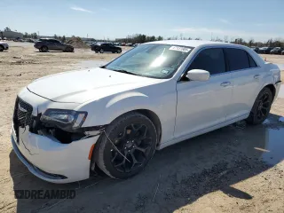 2019 Chrysler 300 S z VIN 2C3CCABG1KH654061, wystawiony jako Copart lot #47137005 z przebiegiem 109 896 mil mil oraz Szkody całkowita. Historia ofert i sprzedaży dostępna na DreamBid. Obrazek 1.
