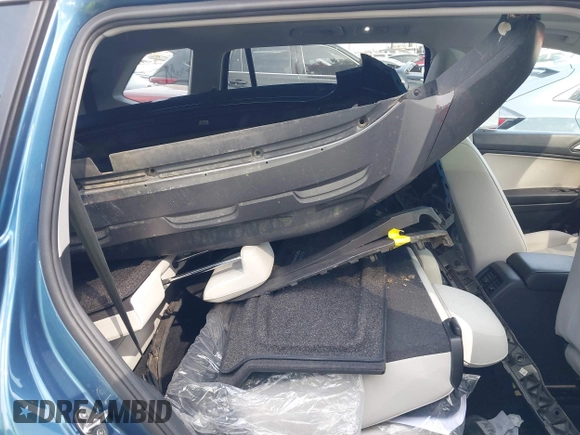 2019 Volkswagen Tiguan SE with VIN 3VV3B7AX2KM067907, listed as a IAAI auction lot 41841360 with 19,269 mi miles and . Bid and sale history available at DreamBid. Image 8.
