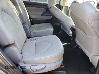 2024 Toyota Highlander LE z VIN 5TDKDRBH6RS563939, wystawiony jako Copart lot #57876085 z przebiegiem 3 231 mil mil oraz Szkoda całkowita • Salvage title. Historia ofert i sprzedaży dostępna na DreamBid. Obrazek 11.
