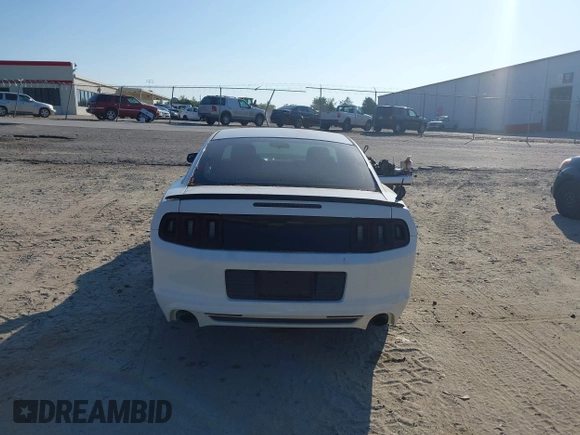 2013 Ford Mustang V6 z VIN 1ZVBP8AM6D5275978, wystawiony jako IAAI lot #42624967 z przebiegiem 134 589 mil mil oraz . Historia ofert i sprzedaży dostępna na DreamBid. Obrazek 16.