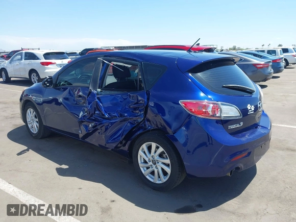 2013 Mazda 3 i Touring z VIN JM1BL1L81D1708796, wystawiony jako IAAI lot #42179958 z przebiegiem 95 467 mil mil oraz . Historia ofert i sprzedaży dostępna na DreamBid. Obrazek 3.