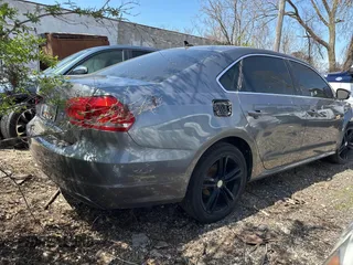 2015 Volkswagen Passat SE z VIN 1VWBV7A38FC025826, wystawiony jako IAAI lot #42108113 z przebiegiem 139 459 mil mil oraz . Historia ofert i sprzedaży dostępna na DreamBid. Obrazek 4.