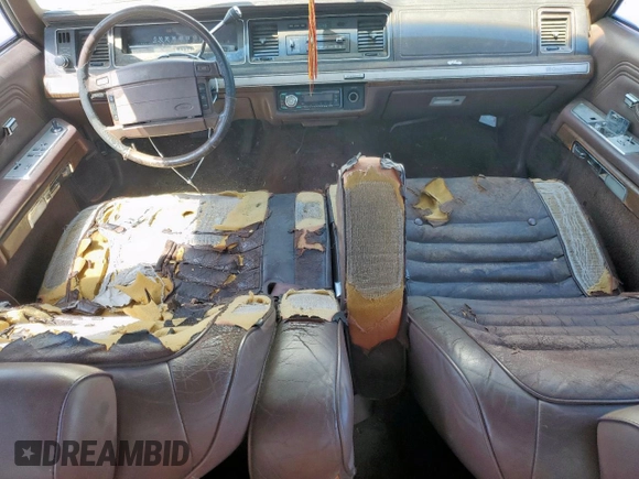 1991 Ford Crown Victoria z VIN 2FACP74FXMX135645, wystawiony jako Copart lot #52527135 z przebiegiem 79 667 mil mil oraz Czysty tytuł • Clean title. Historia ofert i sprzedaży dostępna na DreamBid. Obrazek 8.