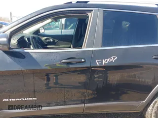 2019 Jeep Cherokee Latitude with VIN 1C4PJMCX4KD330019, listed as a IAAI auction lot 41643077 with 52,007 mi miles. Bid and sale history available at carsss.com. Image 6.