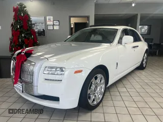 2010 Rolls-Royce Ghost z VIN SCA664S57AUX48643, wystawiony jako Copart lot #83959114 z przebiegiem 52 605 mil mil oraz Tytuł czysty. Historia ofert i sprzedaży dostępna na DreamBid. Obrazek 2.