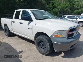 2009 Dodge 1500 SLT z VIN 1D3HB18P29S747080, wystawiony jako IAAI lot #42423631 z przebiegiem 199 001 mil mil oraz . Historia ofert i sprzedaży dostępna na DreamBid. Obrazek 1.