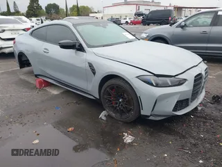 2025 BMW M4 Competition z VIN WBS23HK01SCS82865, wystawiony jako IAAI lot #41796960 z przebiegiem 6 808 mil mil oraz . Historia ofert i sprzedaży dostępna na DreamBid. Obrazek 1.
