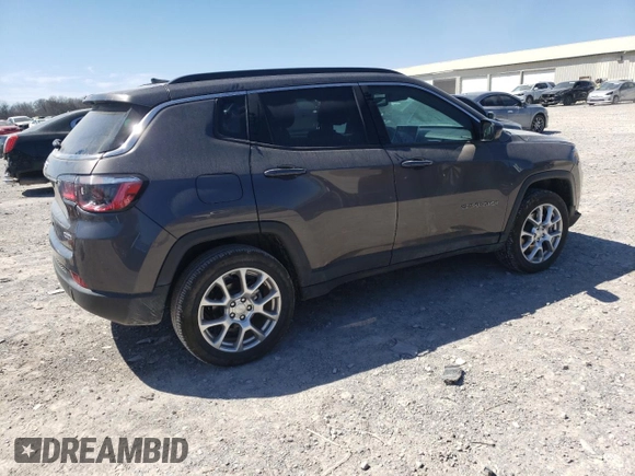 2023 Jeep Compass Latitude Lux z VIN 3C4NJDFNXPT571635, wystawiony jako Copart lot #49438395 z przebiegiem 12 019 mil mil oraz Szkoda całkowita • Salvage title. Historia ofert i sprzedaży dostępna na DreamBid. Obrazek 3.